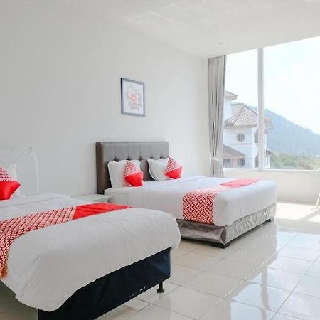 Oyo 1194 Villa Bukit Panderman Residence Бату Экстерьер фото