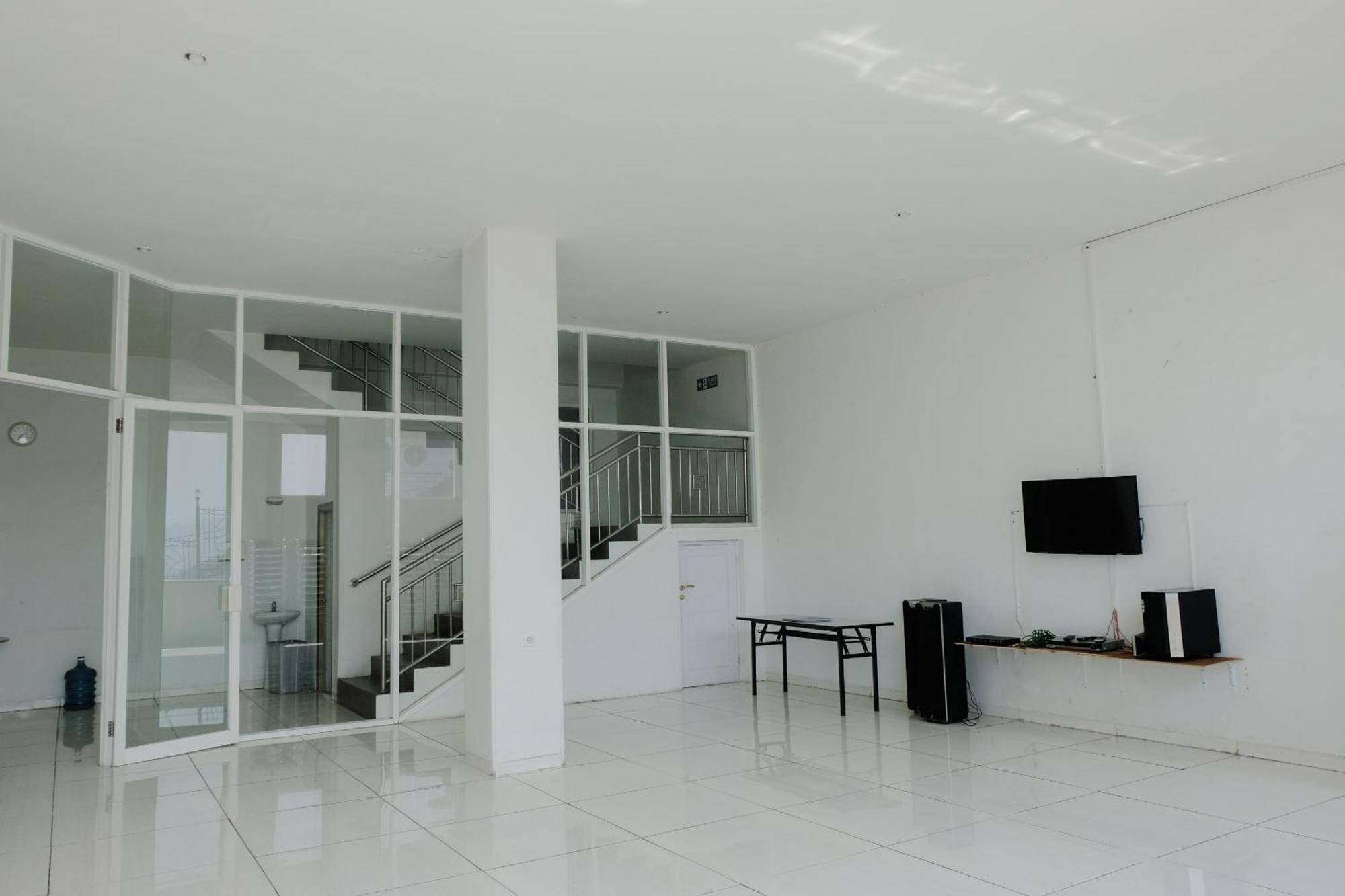 Oyo 1194 Villa Bukit Panderman Residence Бату Экстерьер фото