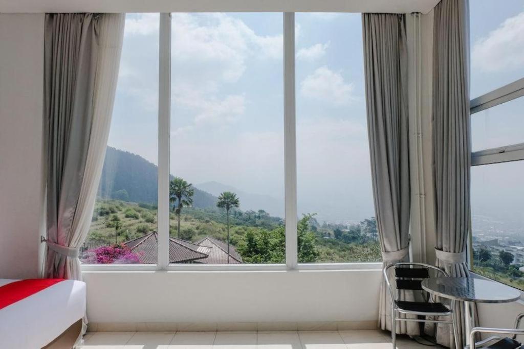 Oyo 1194 Villa Bukit Panderman Residence Бату Экстерьер фото