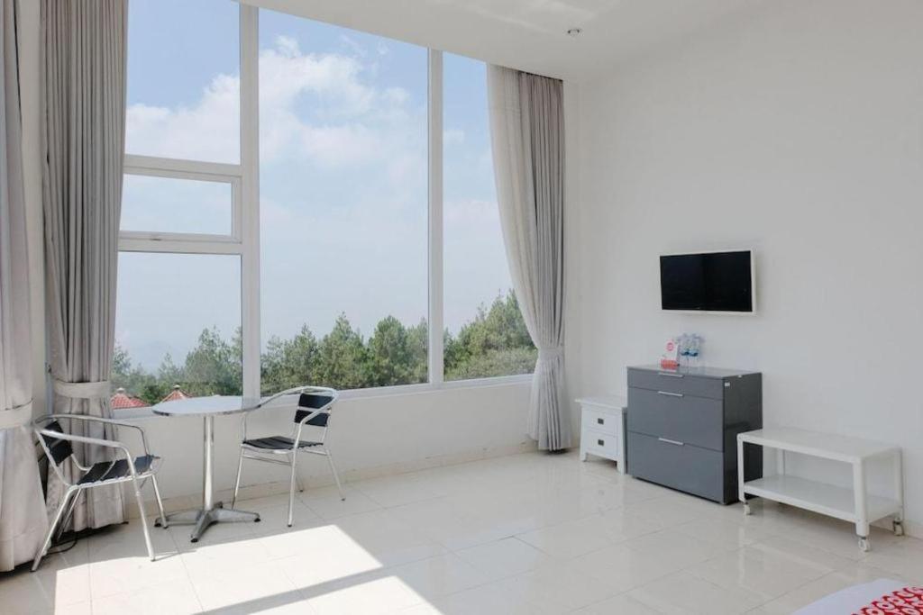 Oyo 1194 Villa Bukit Panderman Residence Бату Экстерьер фото