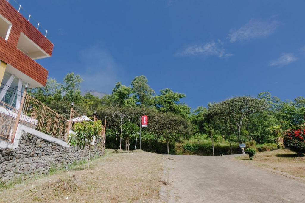 Oyo 1194 Villa Bukit Panderman Residence Бату Экстерьер фото