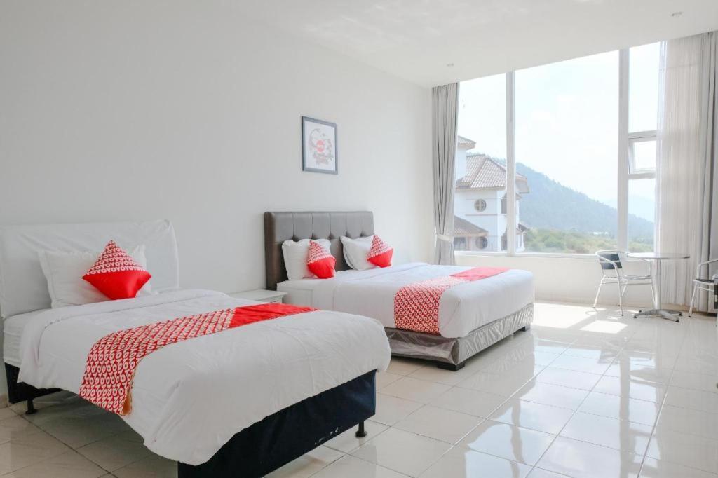 Oyo 1194 Villa Bukit Panderman Residence Бату Экстерьер фото