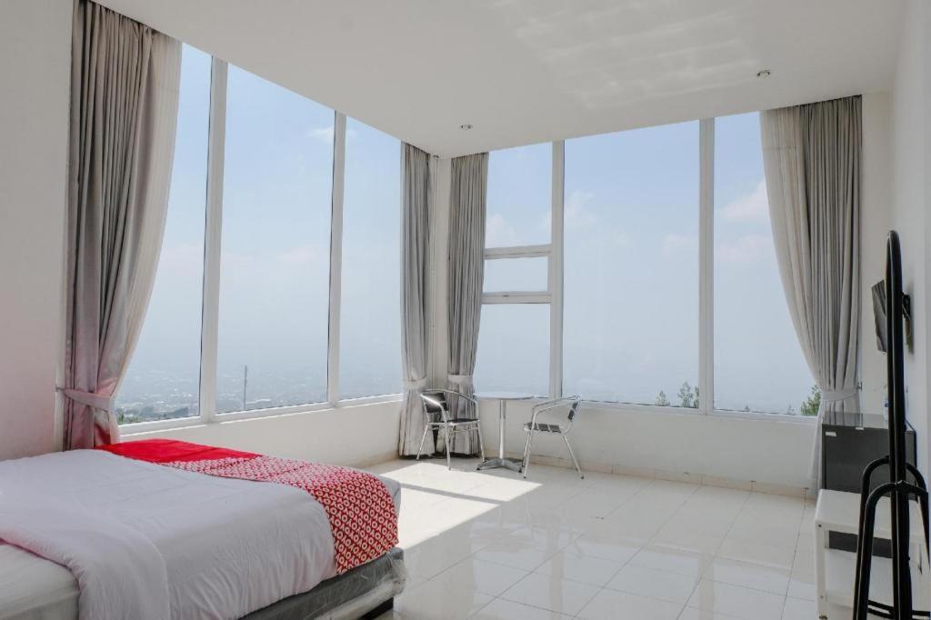 Oyo 1194 Villa Bukit Panderman Residence Бату Экстерьер фото