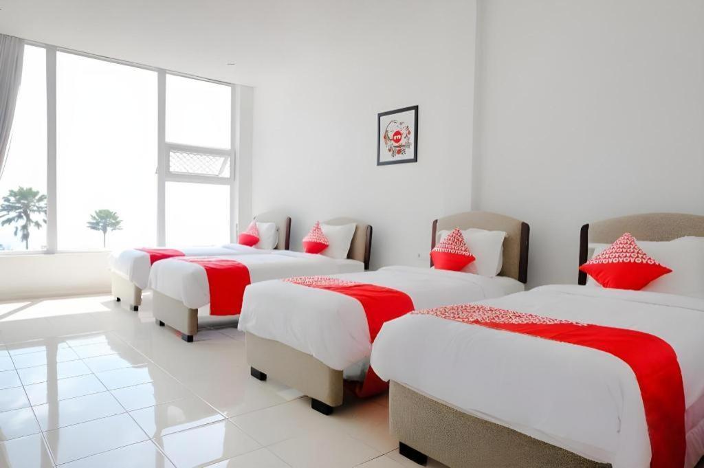 Oyo 1194 Villa Bukit Panderman Residence Бату Экстерьер фото