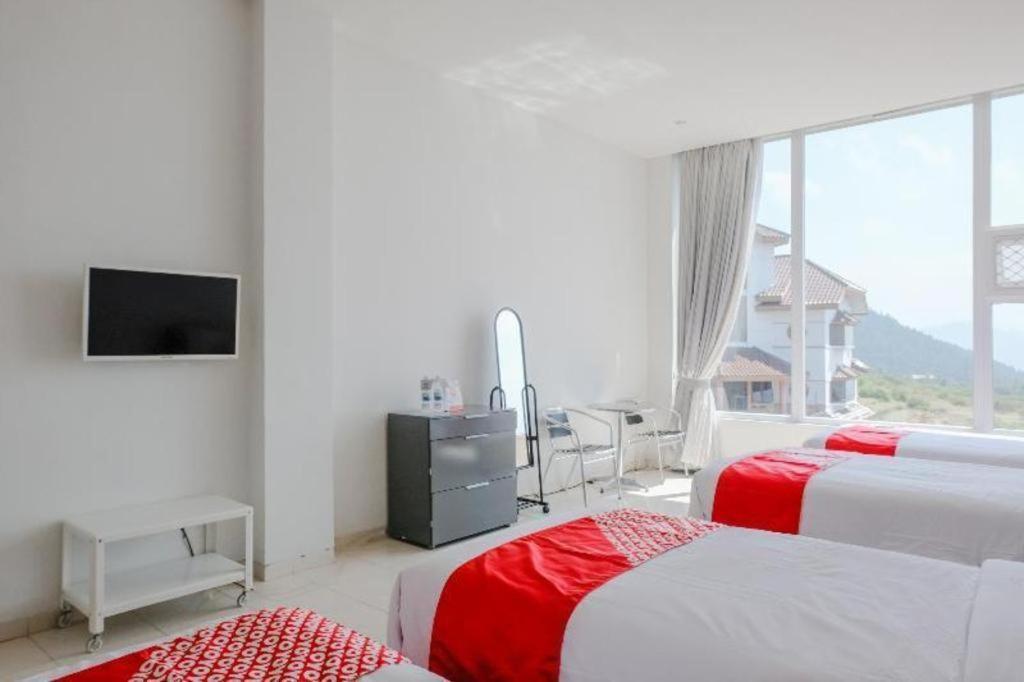 Oyo 1194 Villa Bukit Panderman Residence Бату Экстерьер фото
