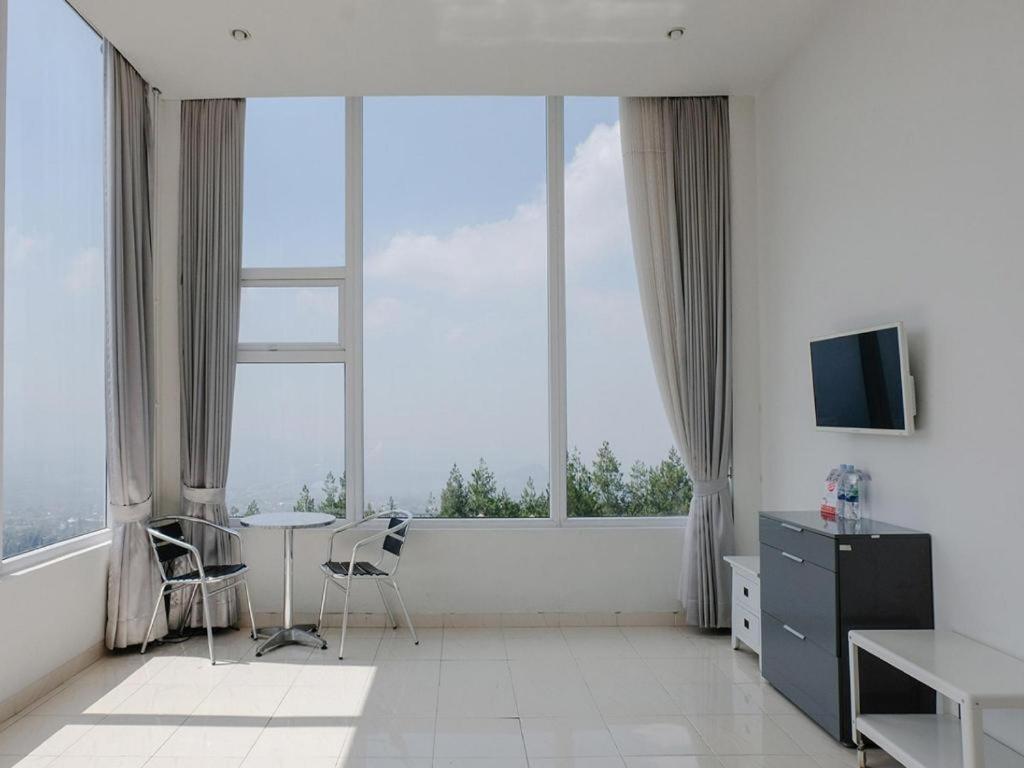 Oyo 1194 Villa Bukit Panderman Residence Бату Экстерьер фото