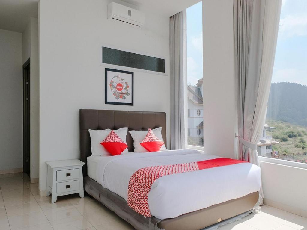 Oyo 1194 Villa Bukit Panderman Residence Бату Экстерьер фото