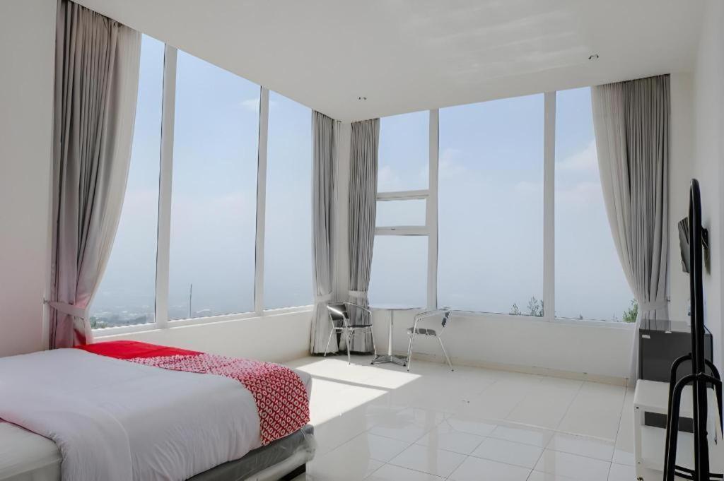 Oyo 1194 Villa Bukit Panderman Residence Бату Экстерьер фото